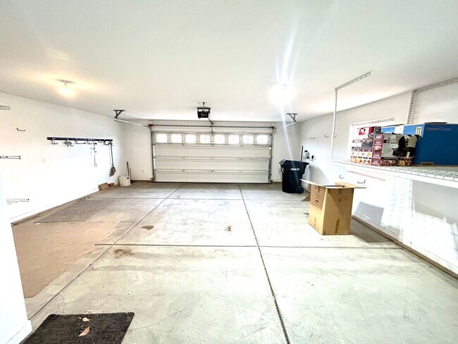 Building Photo - Lovely Single Family House Available!!!!
