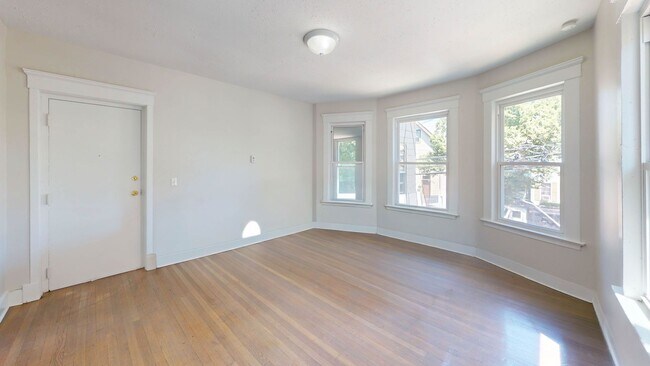 Building Photo - Modern 3BD Near Yale New Haven Hospital!