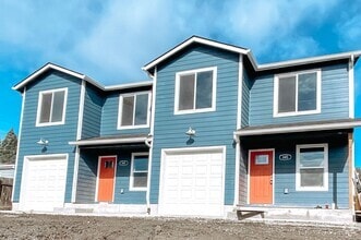 Building Photo - 3 Bedroom 2.5 Bathroom Townhome!
