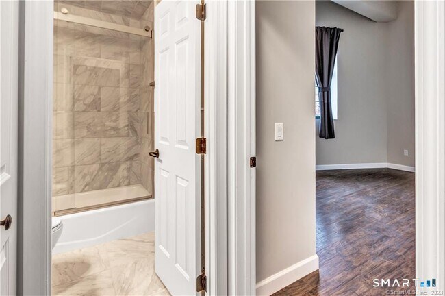 Building Photo - 25 Grand St