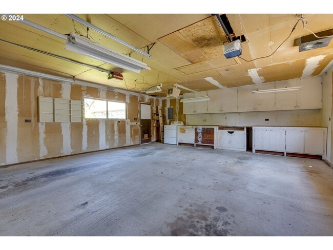 Building Photo - 2430 SE Park Ave