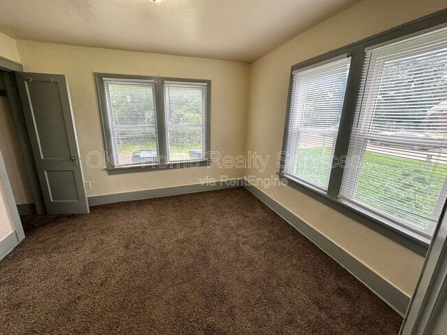 Building Photo - 2114 Glen Ellyn St