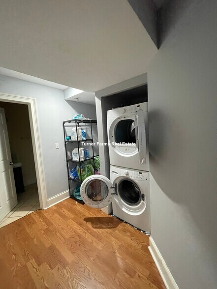 Building Photo - 731 Parker St