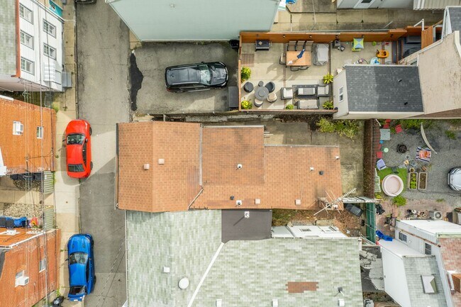 Building Photo - Beautifully Renovated 3 bed, 3 bath Home in the Southside Flats