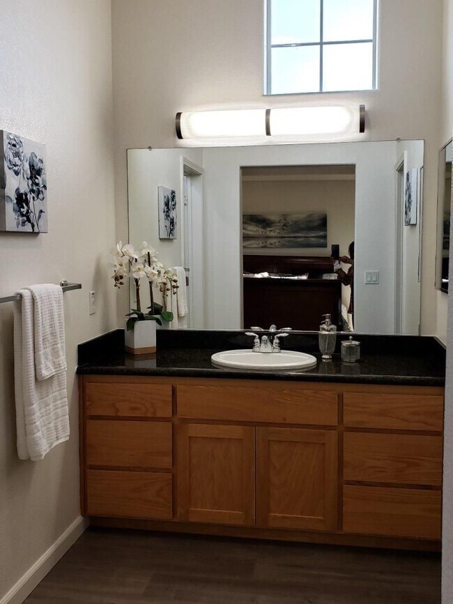 Building Photo - Exceptional 3 Bed 2.5 Bath Townhome in Mor...