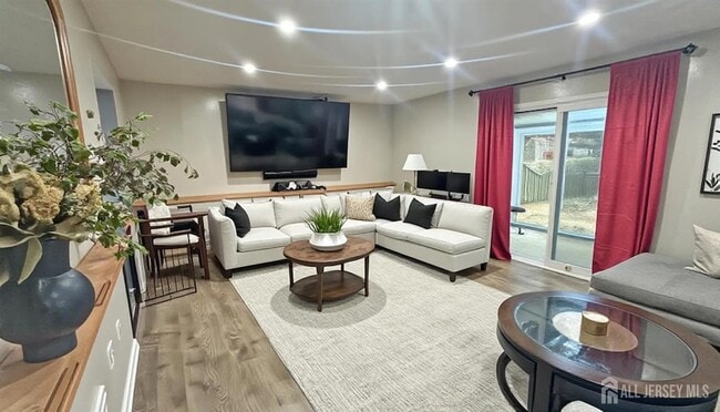 Building Photo - 8 Cosgrove Ct