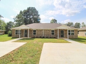 Building Photo - FREE RENT! Great Location close to Athens! MOVE IN Ready!