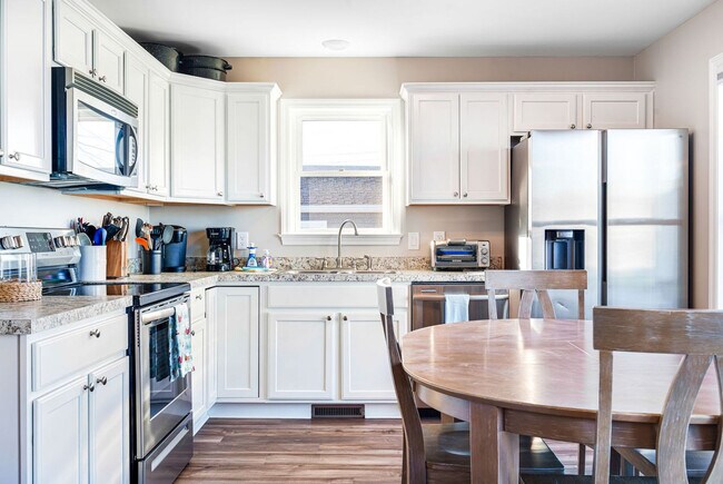 Building Photo - 12 Epping Ave