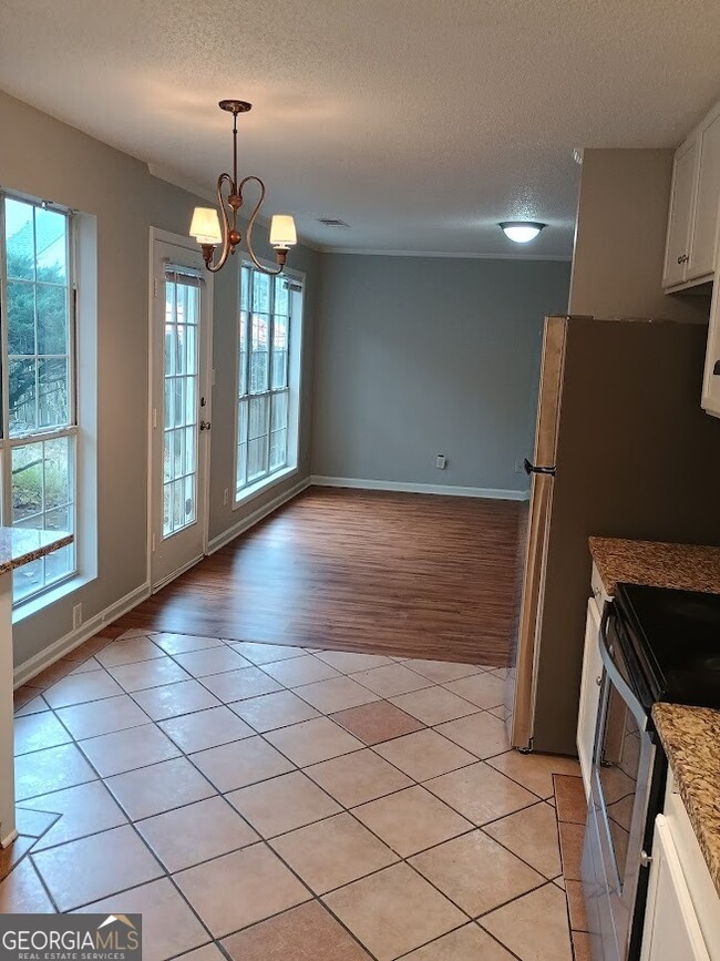 Building Photo - 7355 Drake Ave