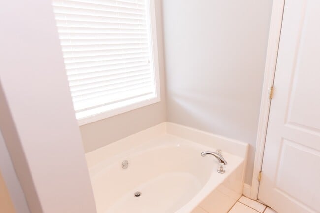 Building Photo - Beautiful 3 bedroom, 2 bath single family ...