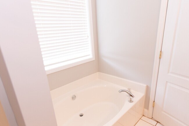 Building Photo - Beautiful 3 bedroom, 2 bath single family home