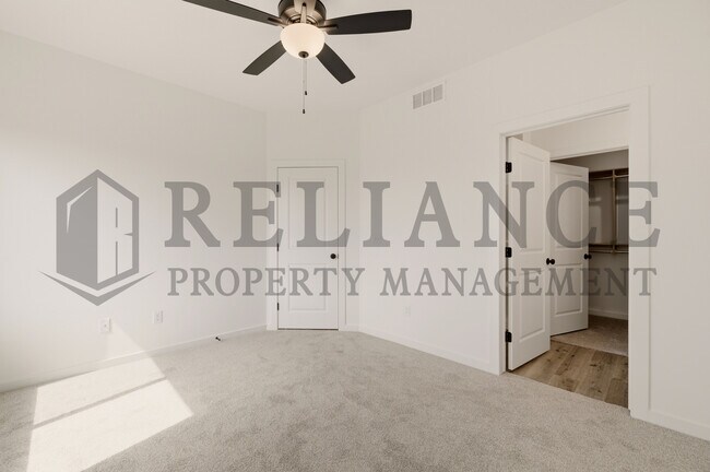 Building Photo - 5259 N Pinecrest Ct