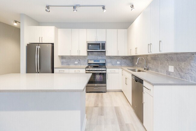 Building Photo - 1554 N Talman Ave