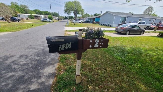 Building Photo - Charming 3 Bedroom 1 Bath Home with Spacious Yard ~ No HOA