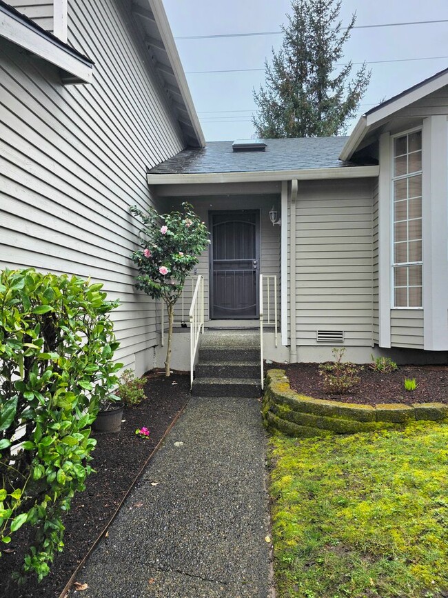 Building Photo - Federal Way tri-level rental home - 3 bedroom plus den, 3 bathrooms, 2 car garage, Available NOW!
