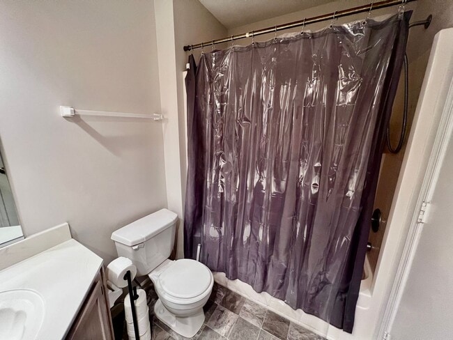 Building Photo - Beautiful 2-Bedroom End Unit Townhome in O...