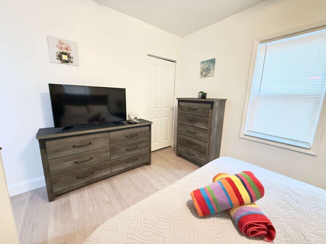 Building Photo - 324 Van Buren St