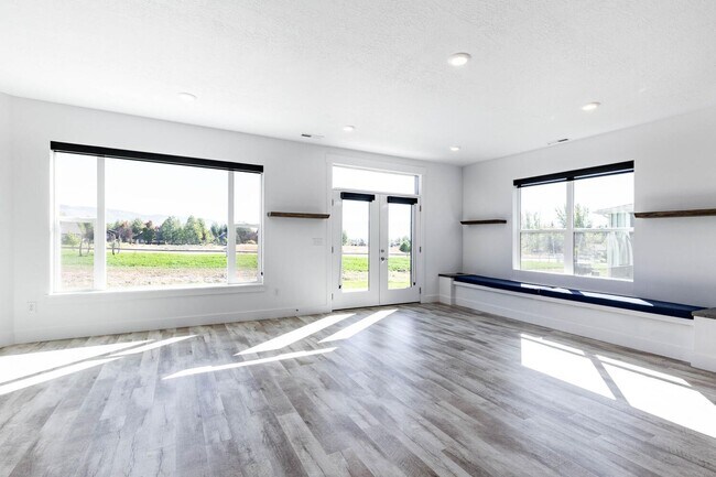 Building Photo - Stunning Modern Home in Charming Midway – ...