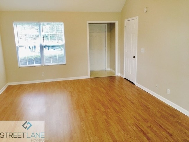 Building Photo - $500 off first month's rent!