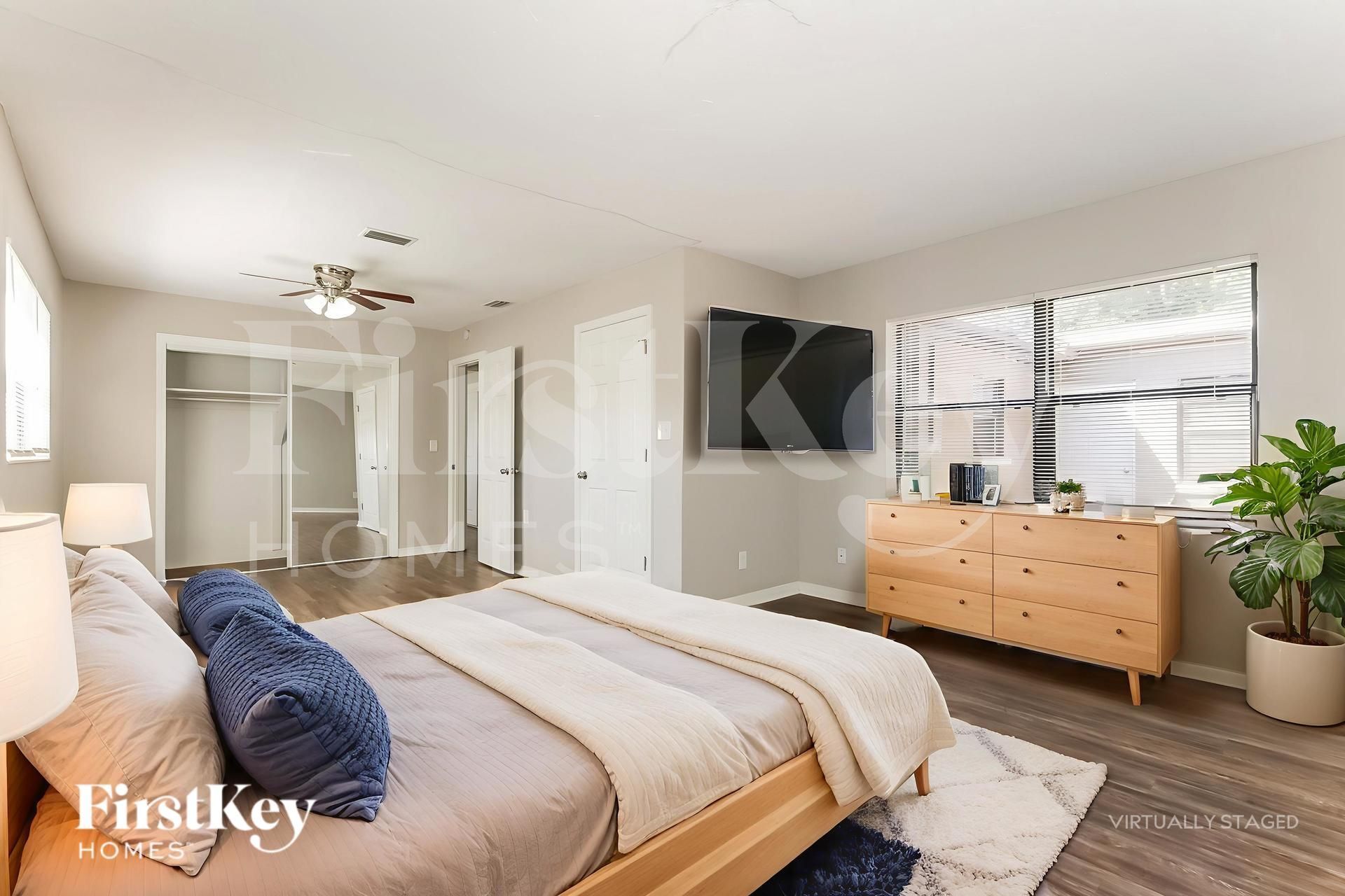 Building Photo - 3408 E Knollwood St