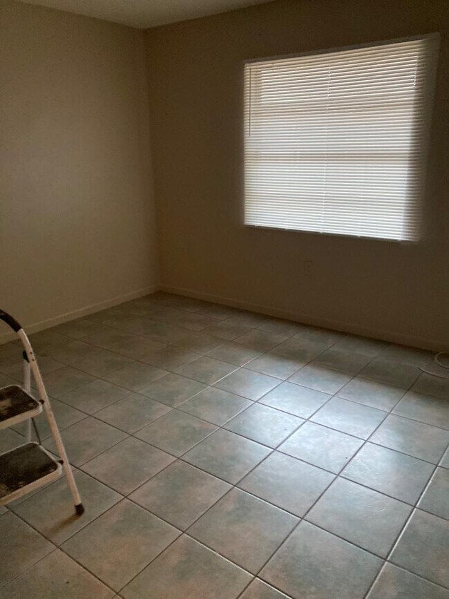 Building Photo - 5117 E 28th Ave