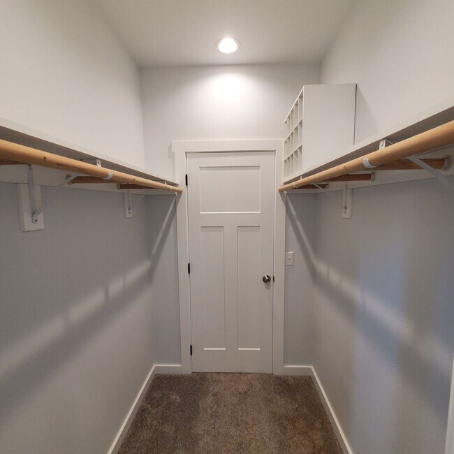 Building Photo - Dog friendly Lakeview 3 Bed: 2Bath w/2 Car...