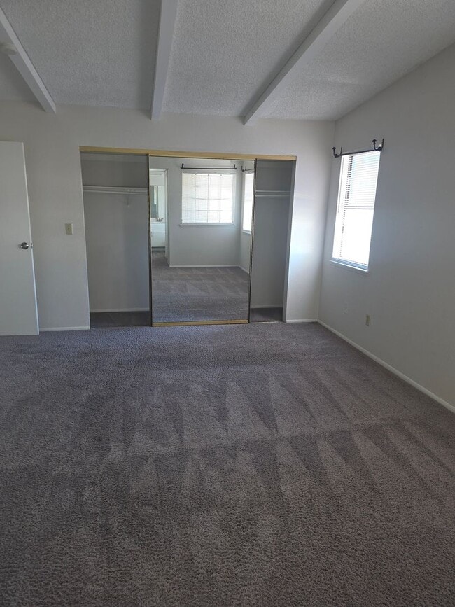 Building Photo - Beautiful CONDO 2 Bedroom- 2 Bath