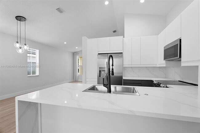 Building Photo - 824 Sand Creek Cir