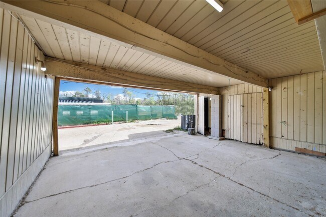 Building Photo - 28 Lakeway St