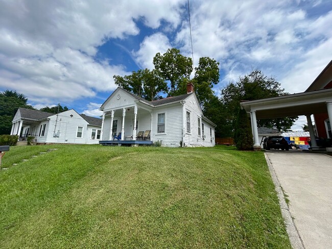 Primary Photo - House in Roanoke St, Blacksburg!