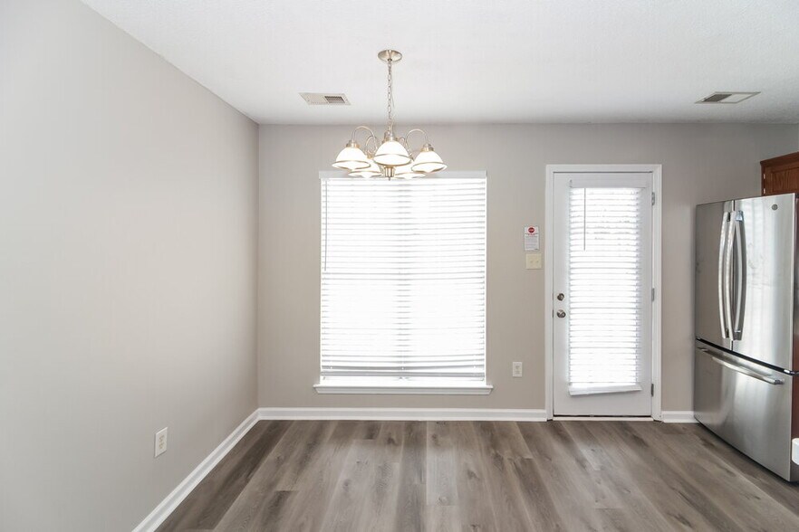 Building Photo - 10734 Ridgefield Dr