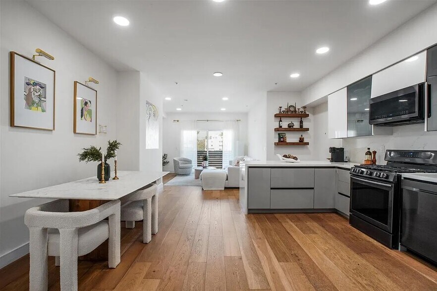 Building Photo - 820 S Wilton Pl