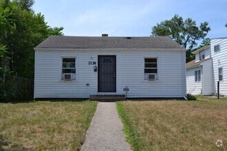 Building Photo - 2 Bedroom Ranch w/ Garage