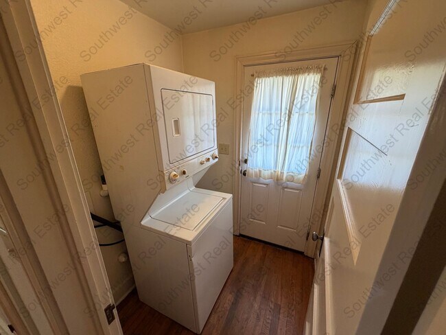 Building Photo - Spacious 2 bedroom 1 bath with a shop