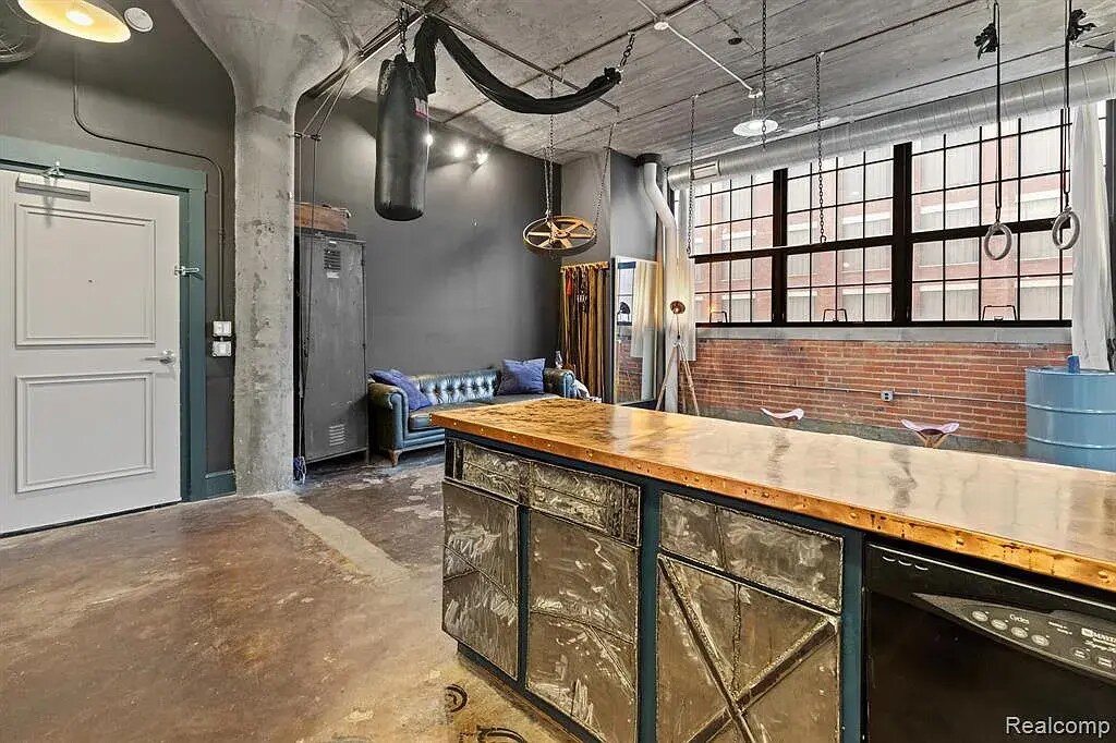 Building Photo - 5766 Trumbull St