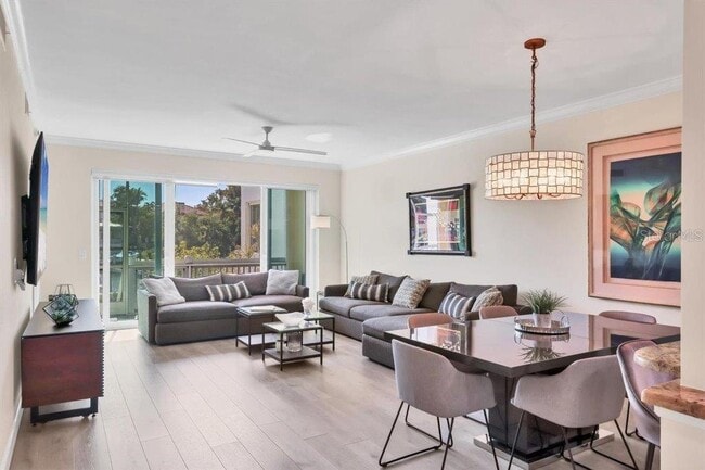 Building Photo - 862 Hudson Ave