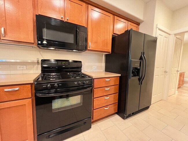 Building Photo - Private Ground Floor 1 Bed 1 Bath Hillsbor...