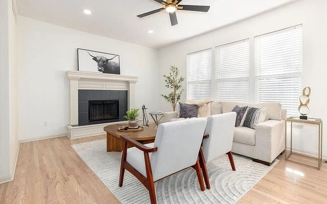 Building Photo - Spacious and Elegant 4 BR 3.5 BA Home in Olathe!