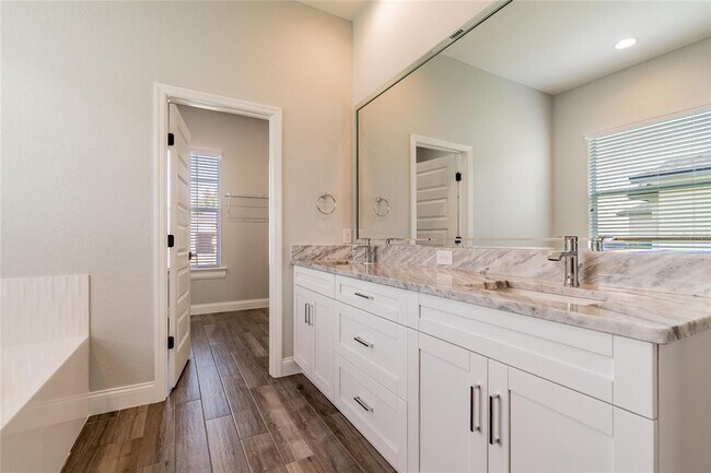 Building Photo - 6753 Bentridge Dr
