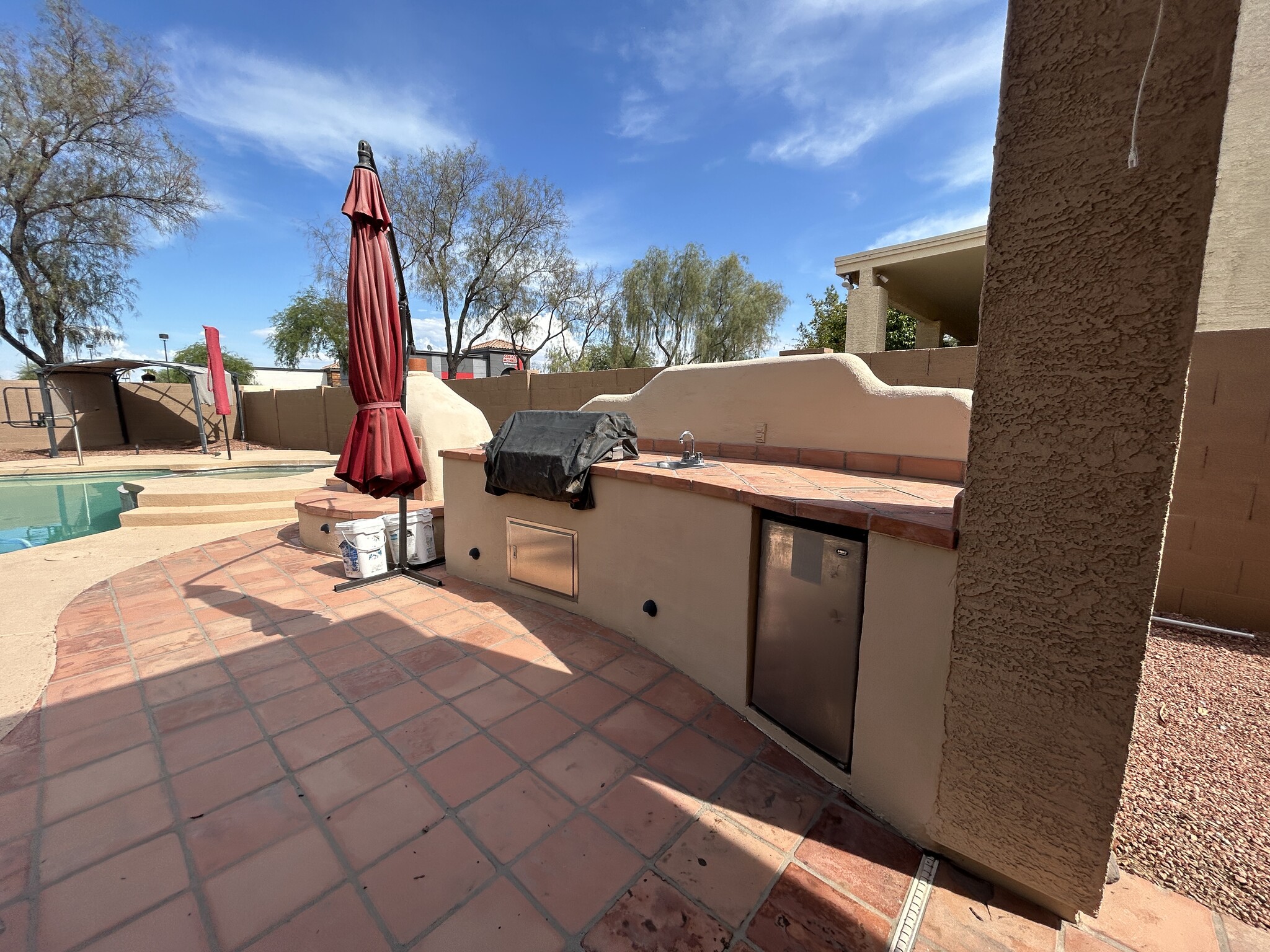 Building Photo - 9885 S La Rosa Dr