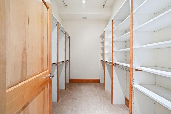 Building Photo - 1313 N Franklin Pl