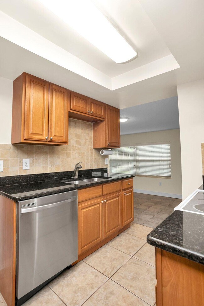 Building Photo - 557 Buckingham Ave