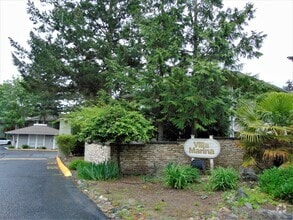 Building Photo - Spacious Condo Available Now in Great Loca...