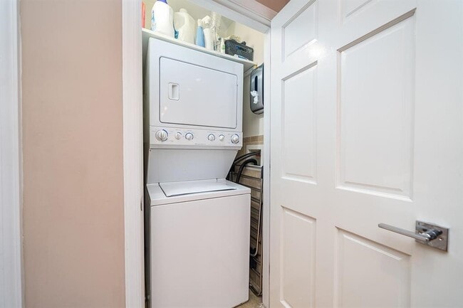 Building Photo - 822 Garden St