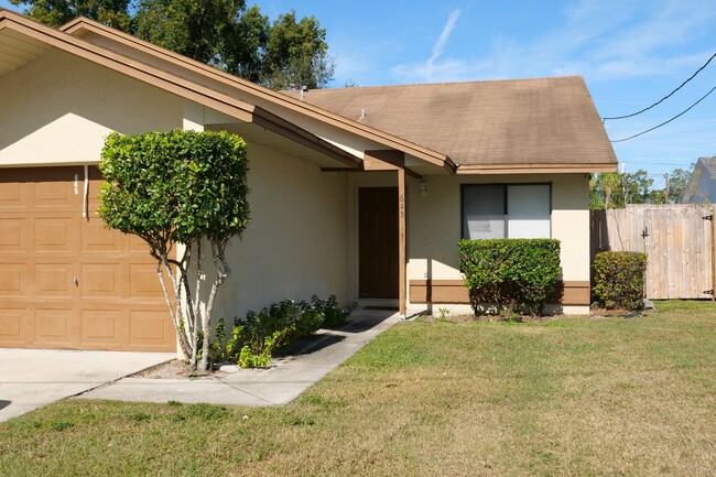 Building Photo - Two Bedroom, Two Bath, One Car Garage Duplex