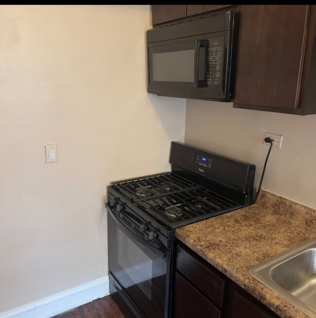 Building Photo - 8054 s Hermitage
