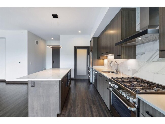 Building Photo - 253 Lake St E