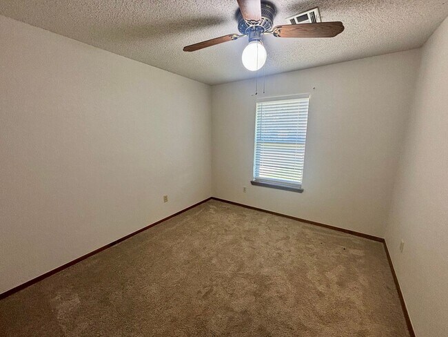 Building Photo - Charming 3 Bedroom 1.5 Bath in Midwest City