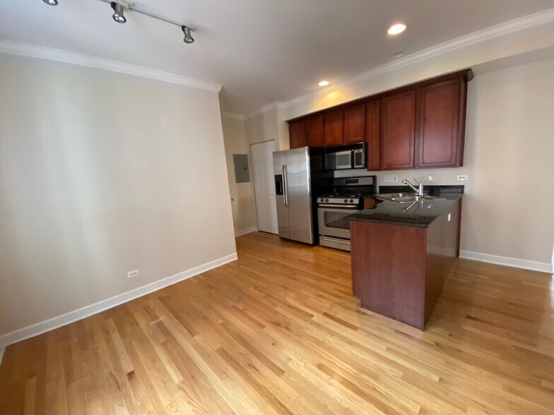 Building Photo - 3246 N Clifton Ave