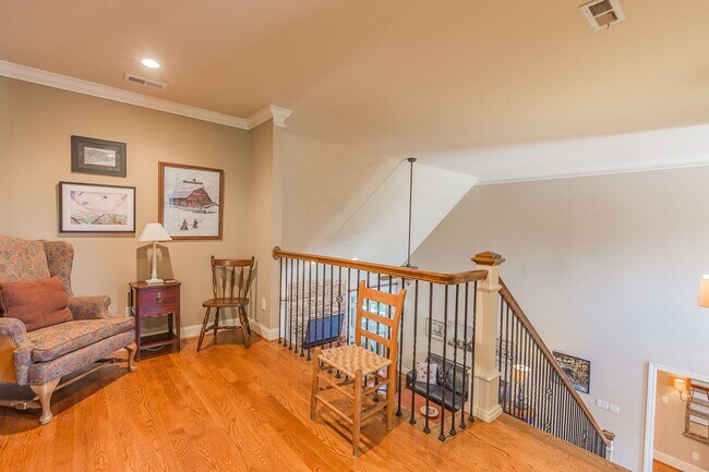 Building Photo - Fully Furnished Home!